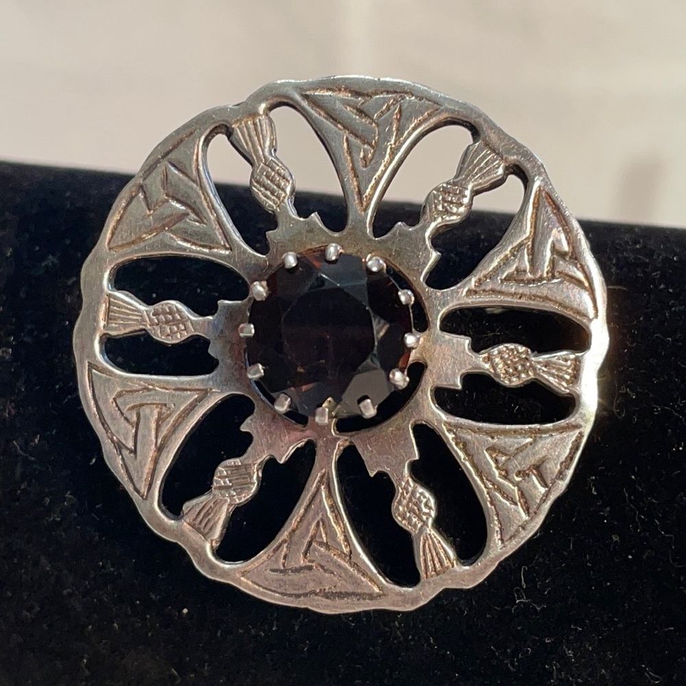 Vtg Scottish sterling and Chalcedony brooch 1.5” Unisex